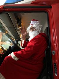 Der Nikolaus im Feuerwehrfahrzeug